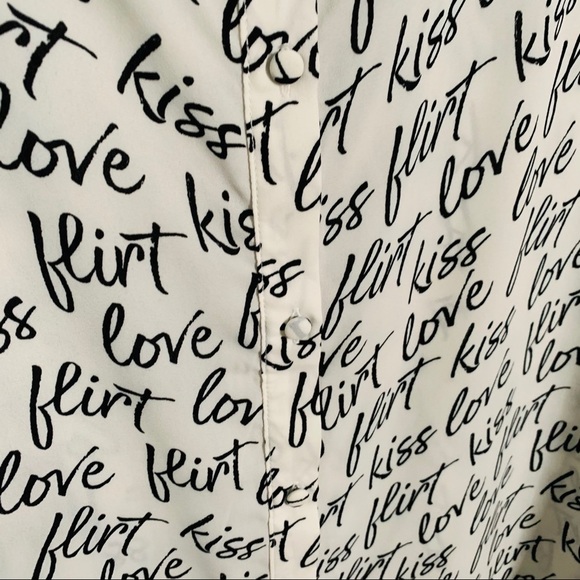 Torrid Love Flirt Kiss Button Back Blouse Size 1X - Picture 5 of 6